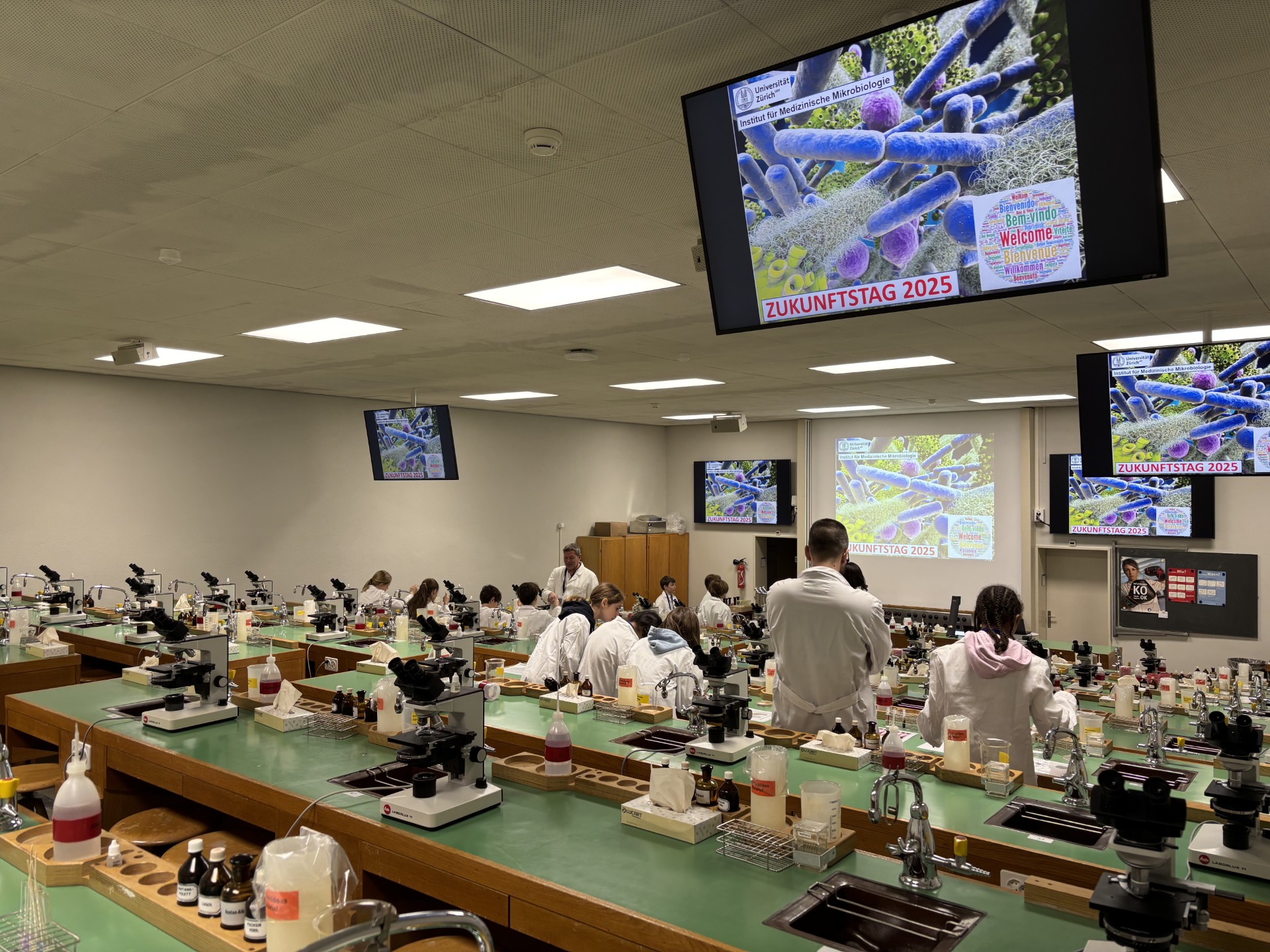 Einblick in die Arbeit eines Mikrobiologeneiner Mikrobiologin